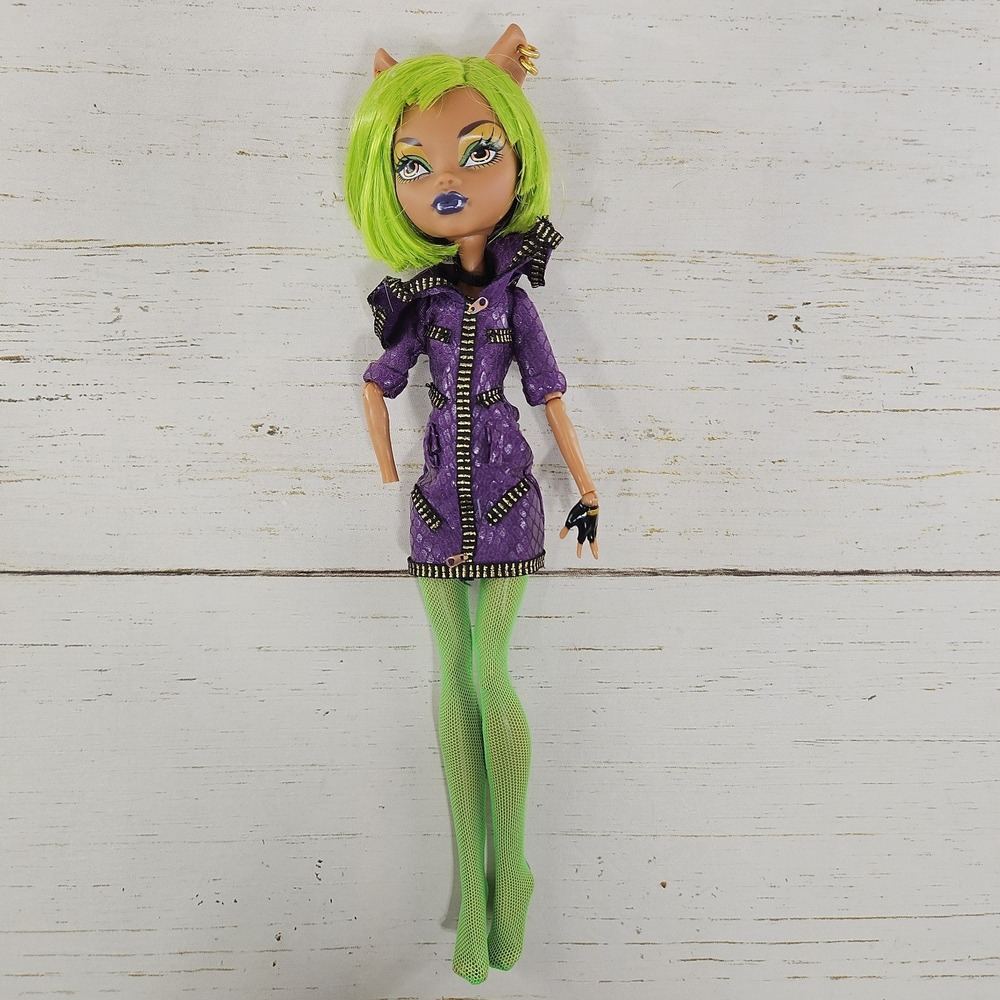 Monster High Dawn of the Dance Clawdeen Wolf Doll Hand Missing
